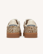 Sneakers van ecru leer met luipaardprint