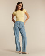Jeans azul claro en denim 100% algodón con corte recto y cintura alta, adaptándose a todas las formas del cuerpo para un ajuste cómodo y femenino.