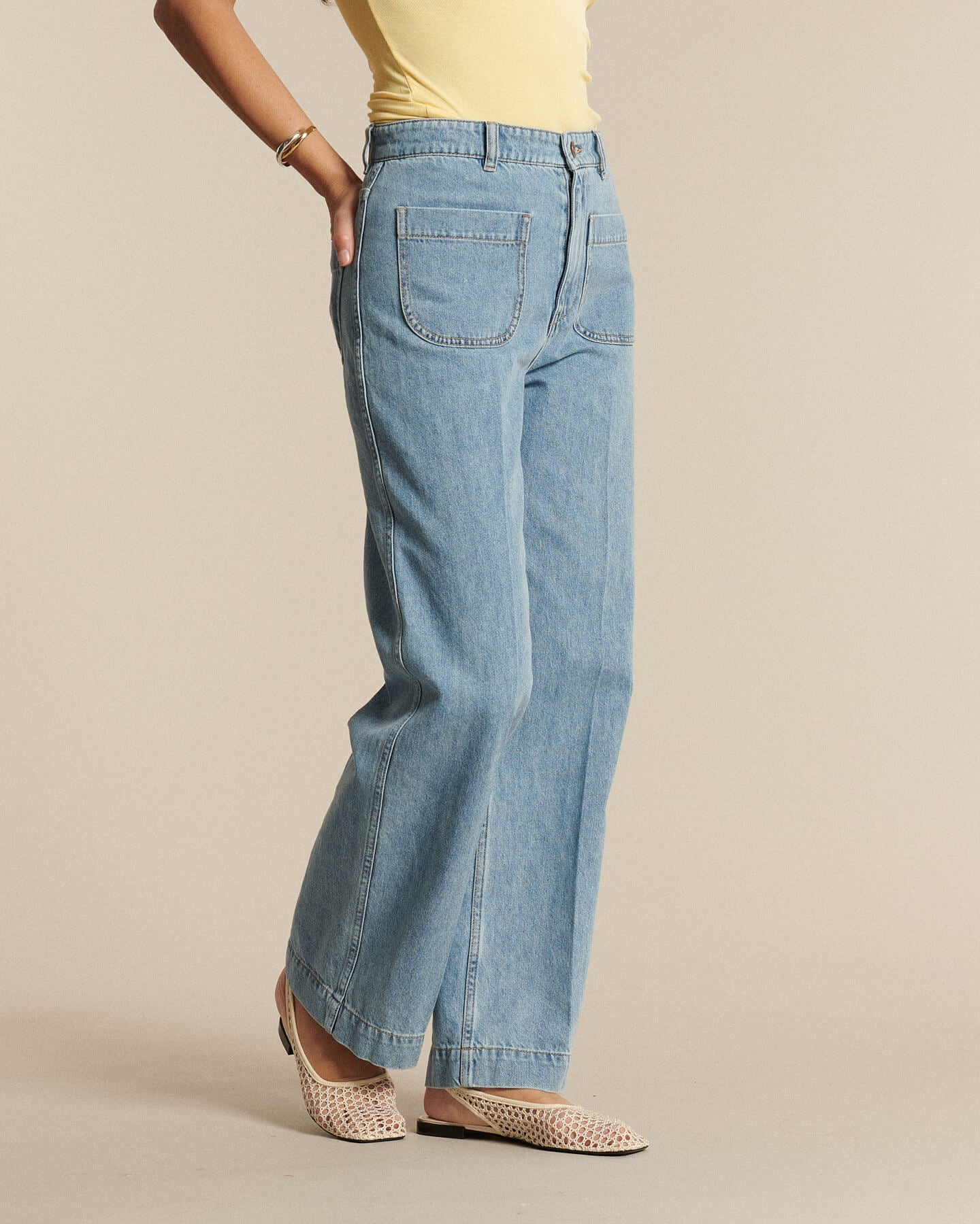 Jeans de mujer en denim color azul claro, ancho, corte recto, tejido de algodón, aptos para todo tipo de cuerpo para un estilo cómodo y casual.