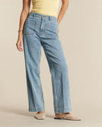 Vaqueros de mujer en denim de algodón de color azul claro, de corte recto y holgado con bolsillos de parche, diseñados para adaptarse a todas las morfologías.