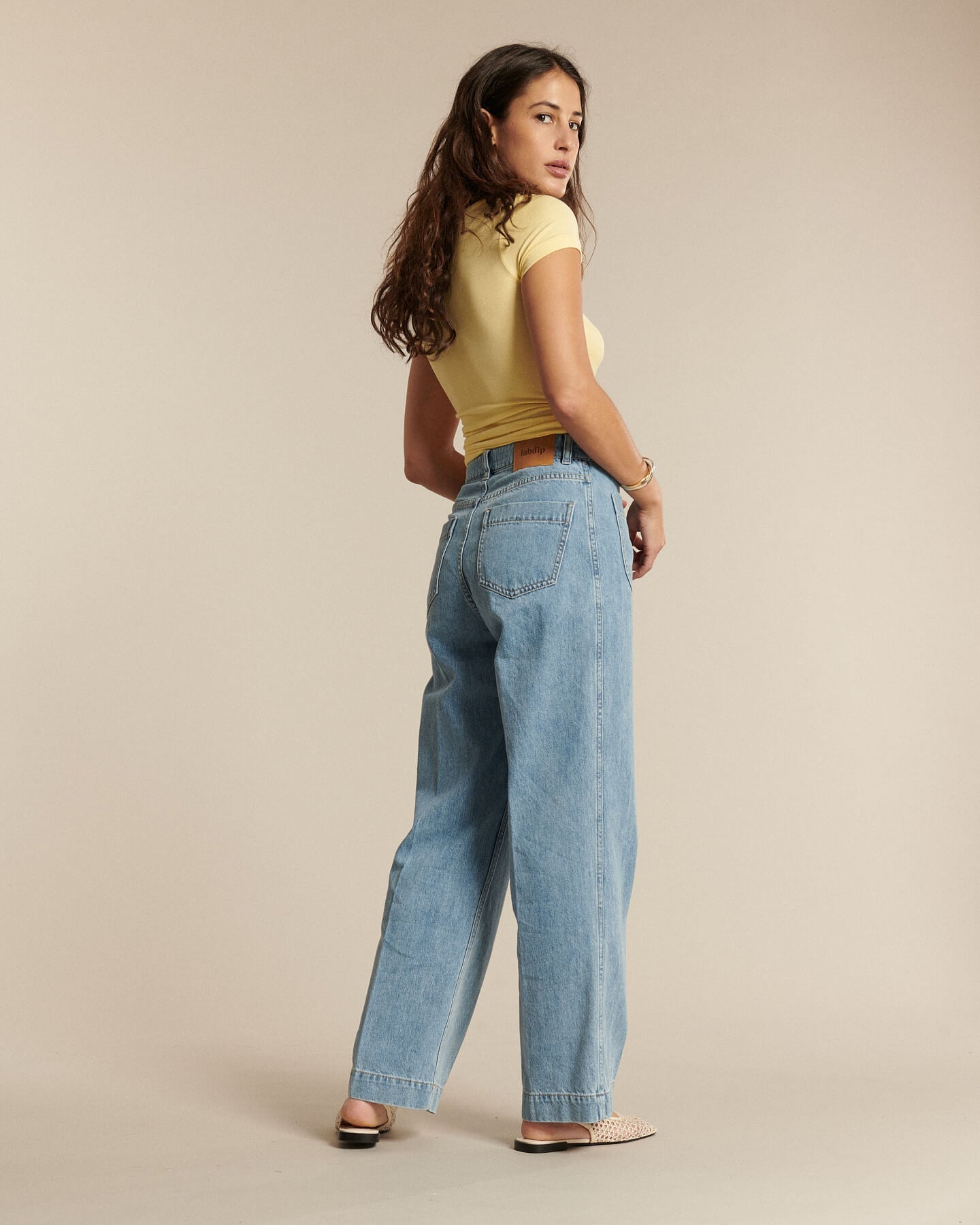 Pantalón vaquero de denim claro de color azul claro, de corte ancho y recto, confeccionado en algodón, que ofrece un ajuste fluido y un confort óptimo para todas las morfologías.