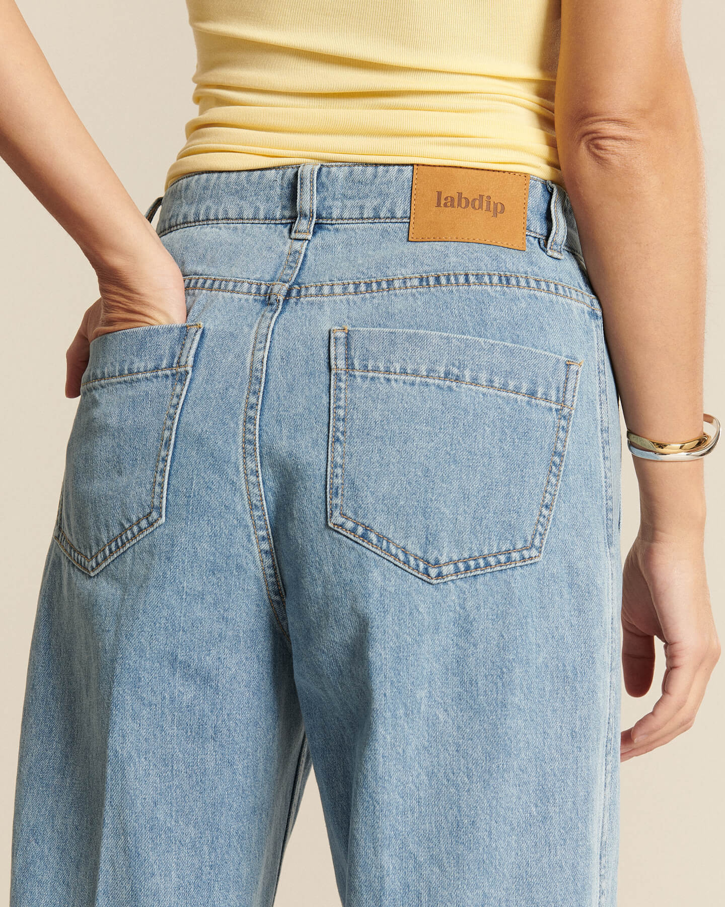 Jeans de mujer en denim color azul claro con corte recto y cintura alta, material 100% algodón que ofrece un confort óptimo y un estilo casual elegante.