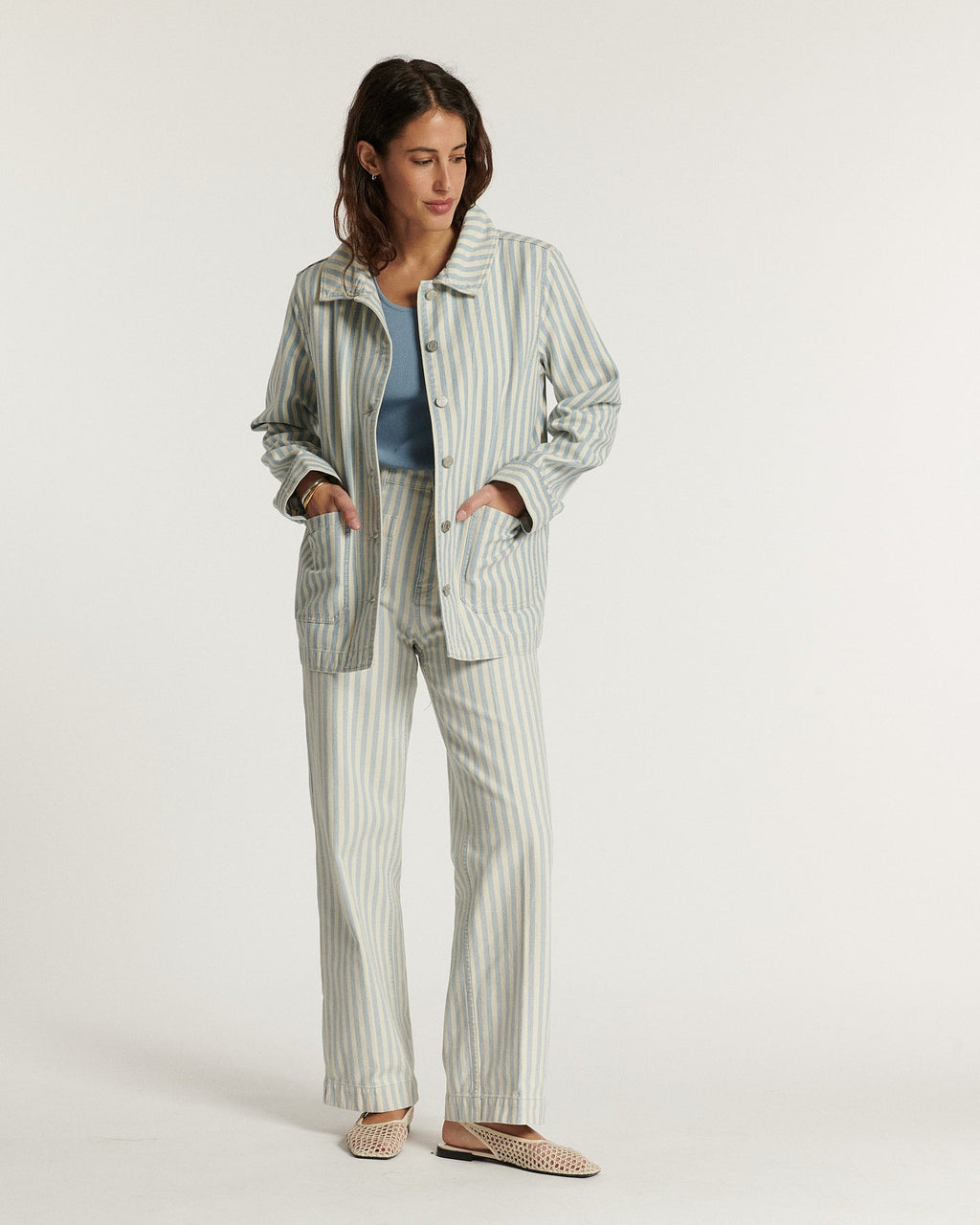 Jean en denim indigo clair avec un effet délavé, coupe droite et longueur classique, conçu pour épouser toutes les morphologies féminines avec confort et style.