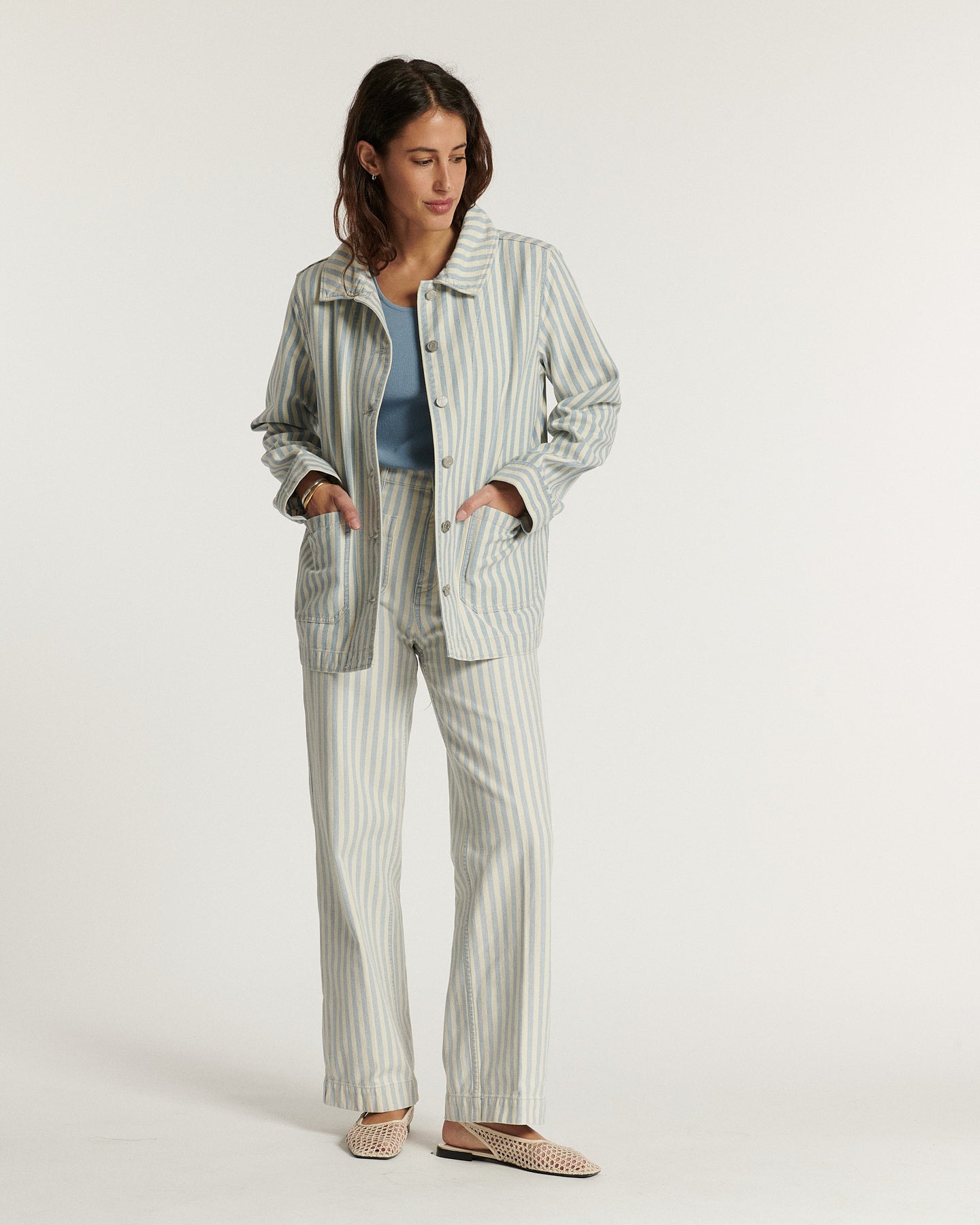 Jean en denim indigo clair avec un effet délavé, coupe droite et longueur classique, conçu pour épouser toutes les morphologies féminines avec confort et style.