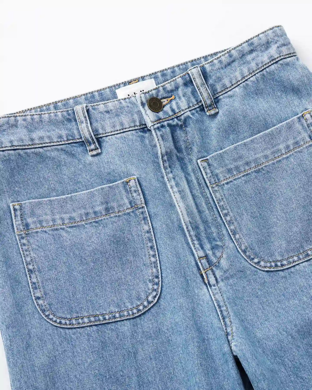 Vaqueros de denim de algodón azul claro con corte recto y bolsillos de parche, adecuados para todas las morfologías femeninas para mayor comodidad y estilo informal.