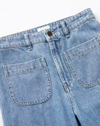 Vaqueros de denim de algodón azul claro con corte recto y bolsillos de parche, adecuados para todas las morfologías femeninas para mayor comodidad y estilo informal.