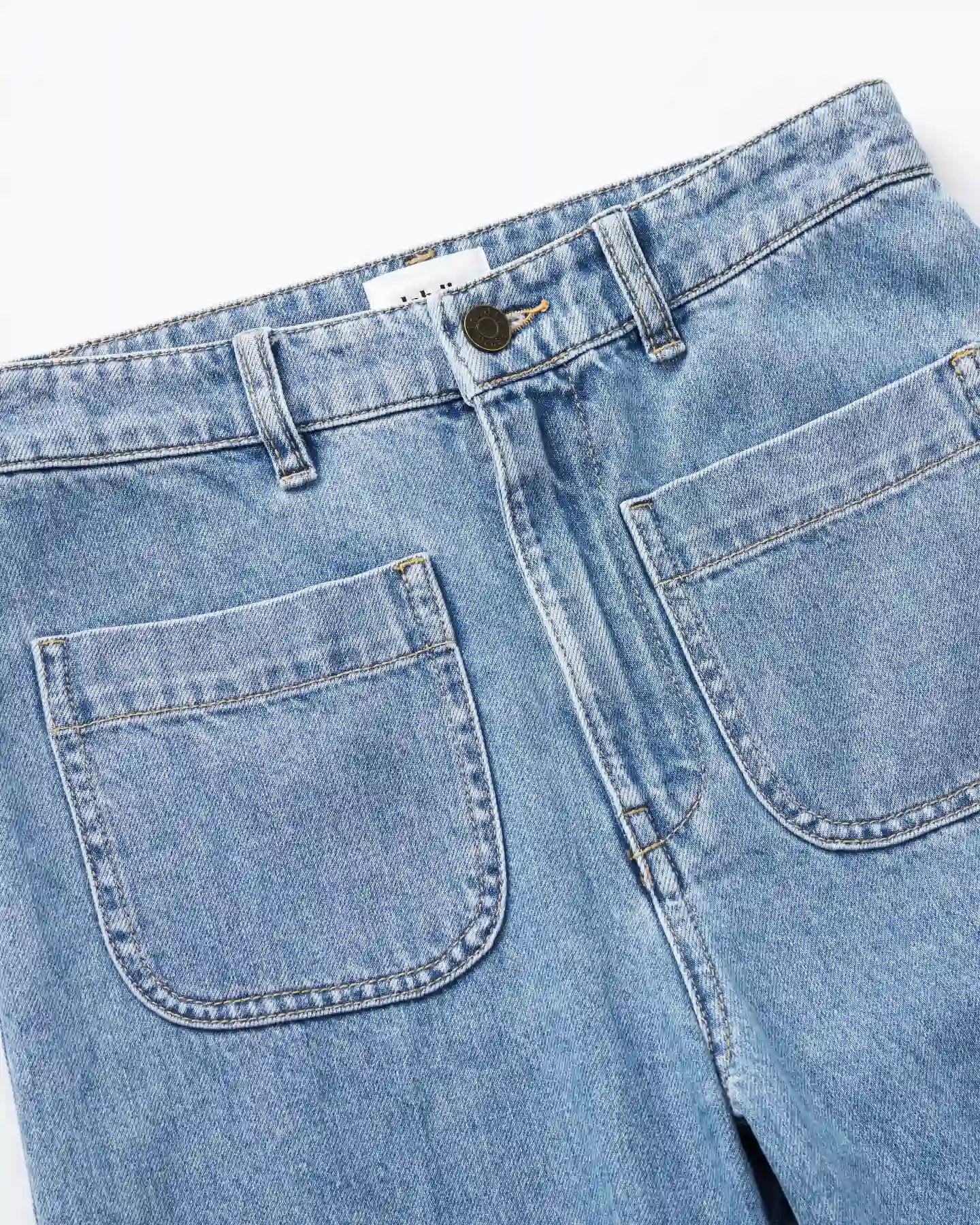 Vaqueros de denim de algodón azul claro con corte recto y bolsillos de parche, adecuados para todas las morfologías femeninas para mayor comodidad y estilo informal.