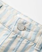 Jean en denim 100% coton léger avec rayures bleu ciel et écru, coupe droite et confortable adaptée à toutes les morphologies féminines.
