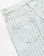 Jean en denim léger à rayures bleu ciel et blanc, coupe droite offrant un tombé fluide et confortable, matière 100 % coton idéale pour l’été.