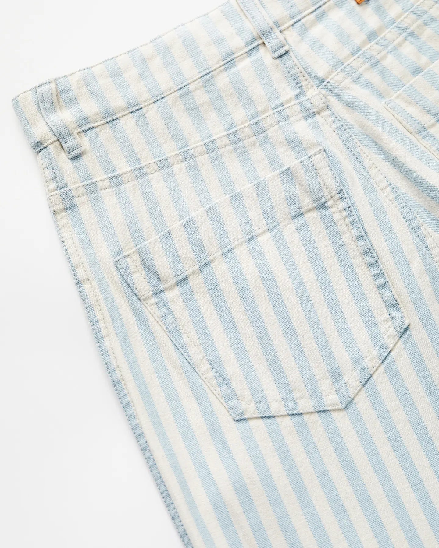 Jean en denim léger à rayures bleu ciel et blanc, coupe droite offrant un tombé fluide et confortable, matière 100 % coton idéale pour l’été.