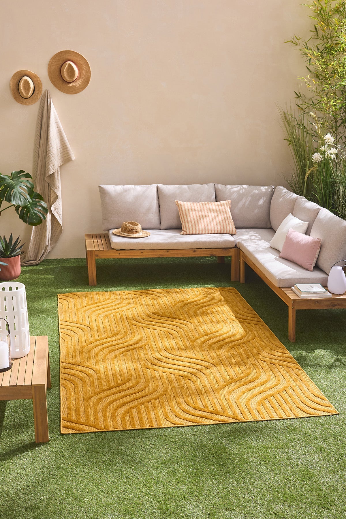 Alfombra con estampado gráfico para interior y exterior Santorini Yellow: SAN989JAU Alfombras Nazar