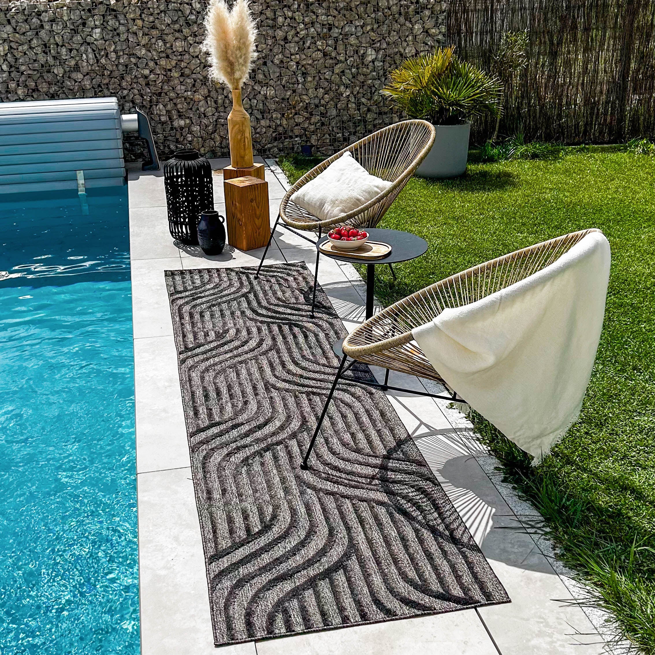 Alfombra con estampado gráfico para interior y exterior Santorini Black: SAN989NOI Alfombras Nazar
