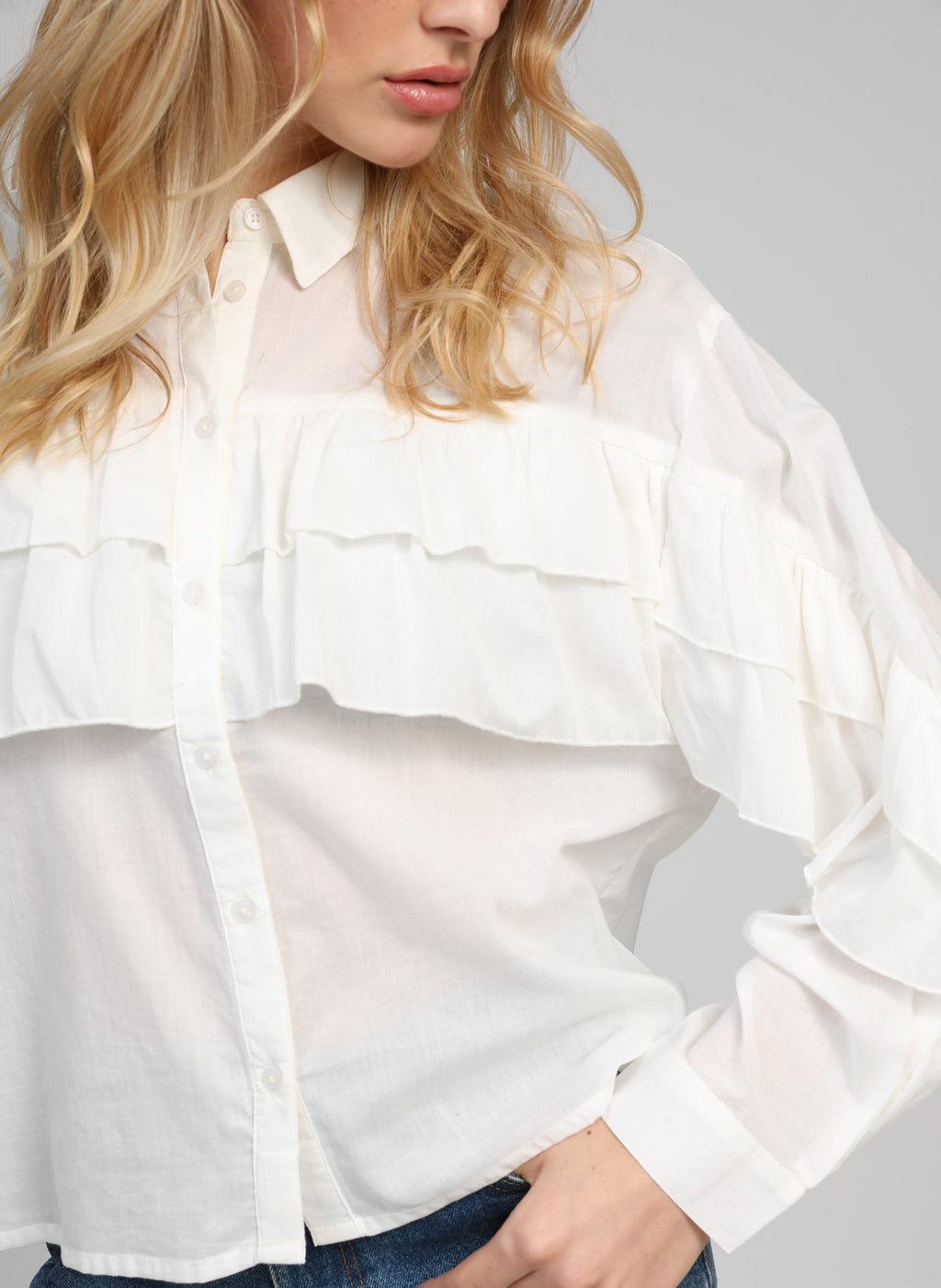 An'ge – Camicia Suprema Blanc, modella che indossa una camicia bianca con volant, vista frontale