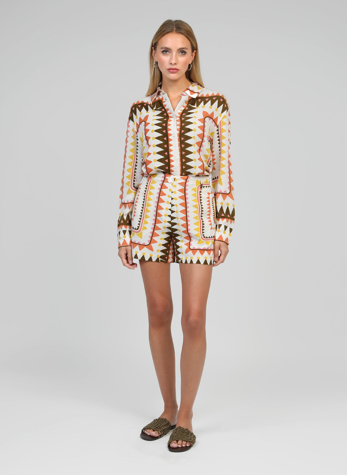 An'ge – Chemise Sivilane Picoty Olive, mannequin portant un ensemble chemise et short à motifs géométriques colorés, vue de face