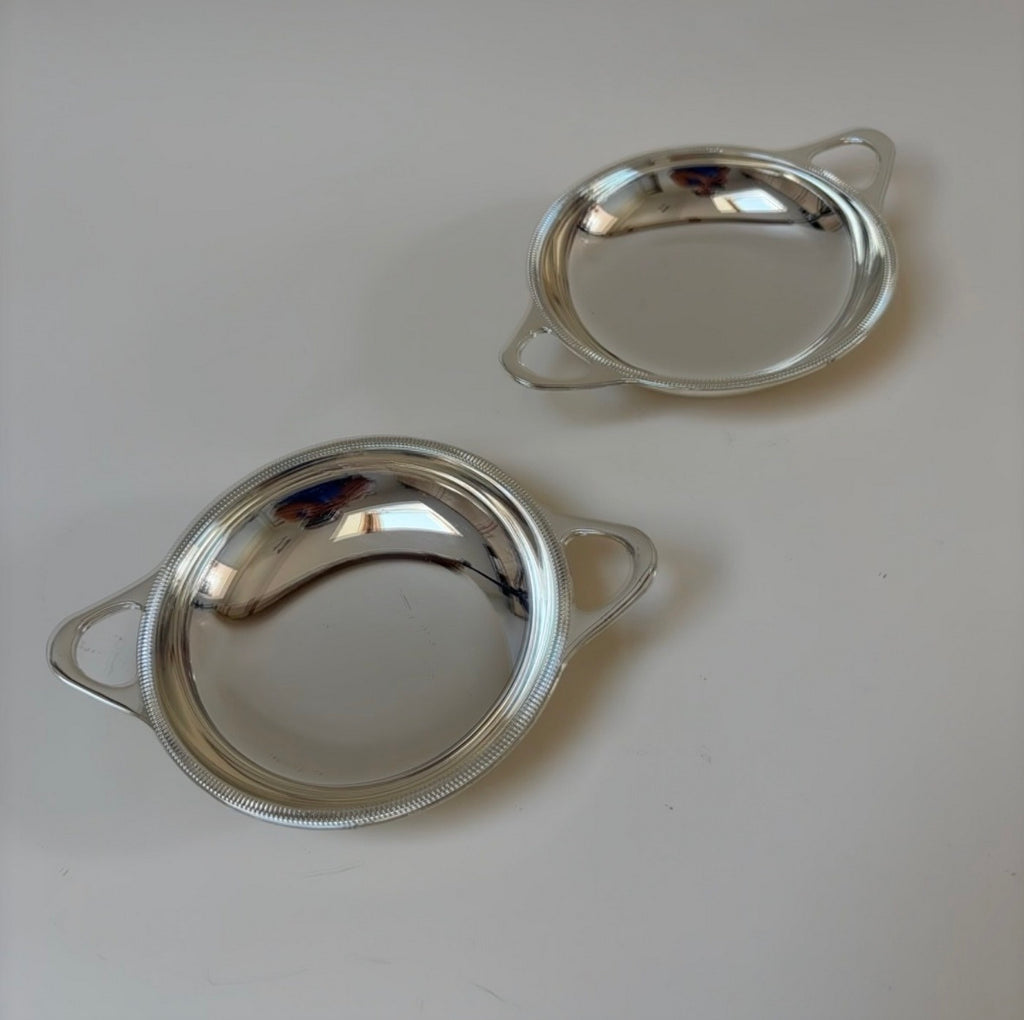 Cuencos de metal plateado