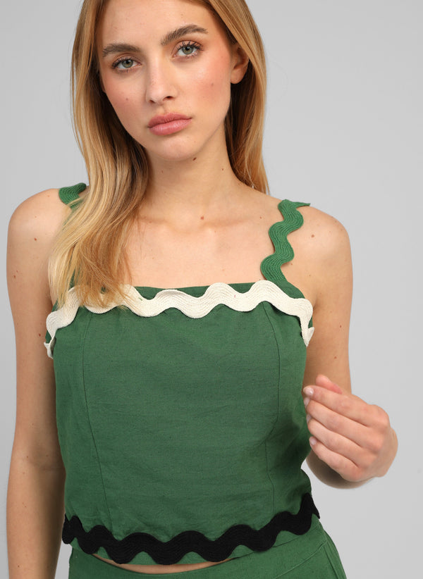 An'ge – Debardeur Soline Vert, mannequin portant un top vert avec des bords ondulés