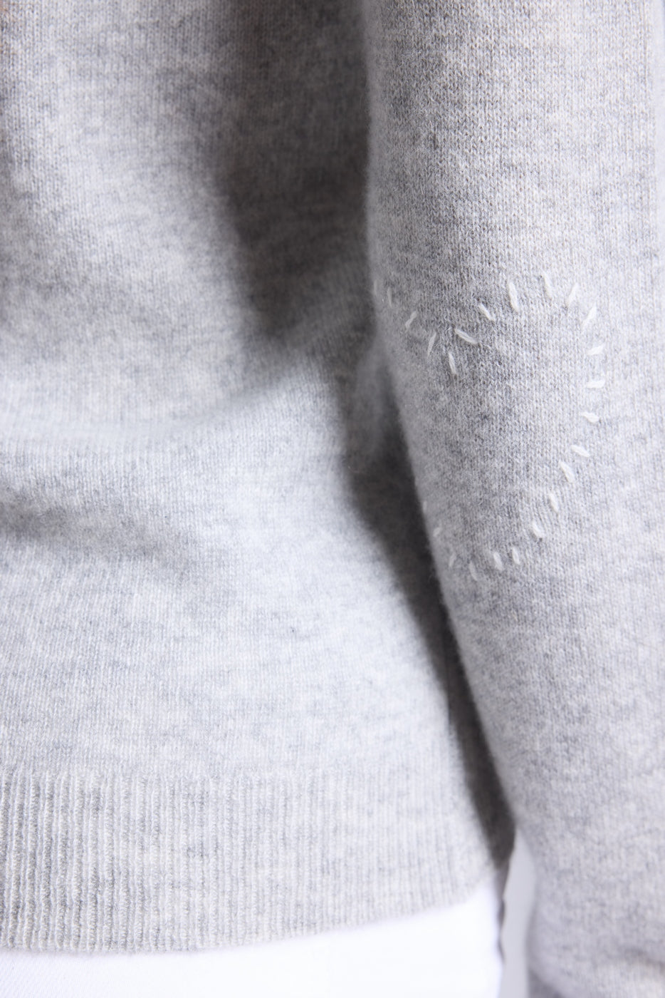 Rundhalset sweater med påsyede hjerter på albuerne Stitch - Lysegrå Hvid - Dame - 100% kashmir