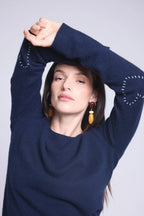 Sweter z okrągłym dekoltem i naszywanymi sercami na łokciach Stitch - Granatowo-chabrowy - Damski - 100% kaszmir