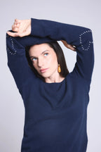 Sweter z okrągłym dekoltem i naszywanymi sercami na łokciach Stitch - Granatowo-chabrowy - Damski - 100% kaszmir