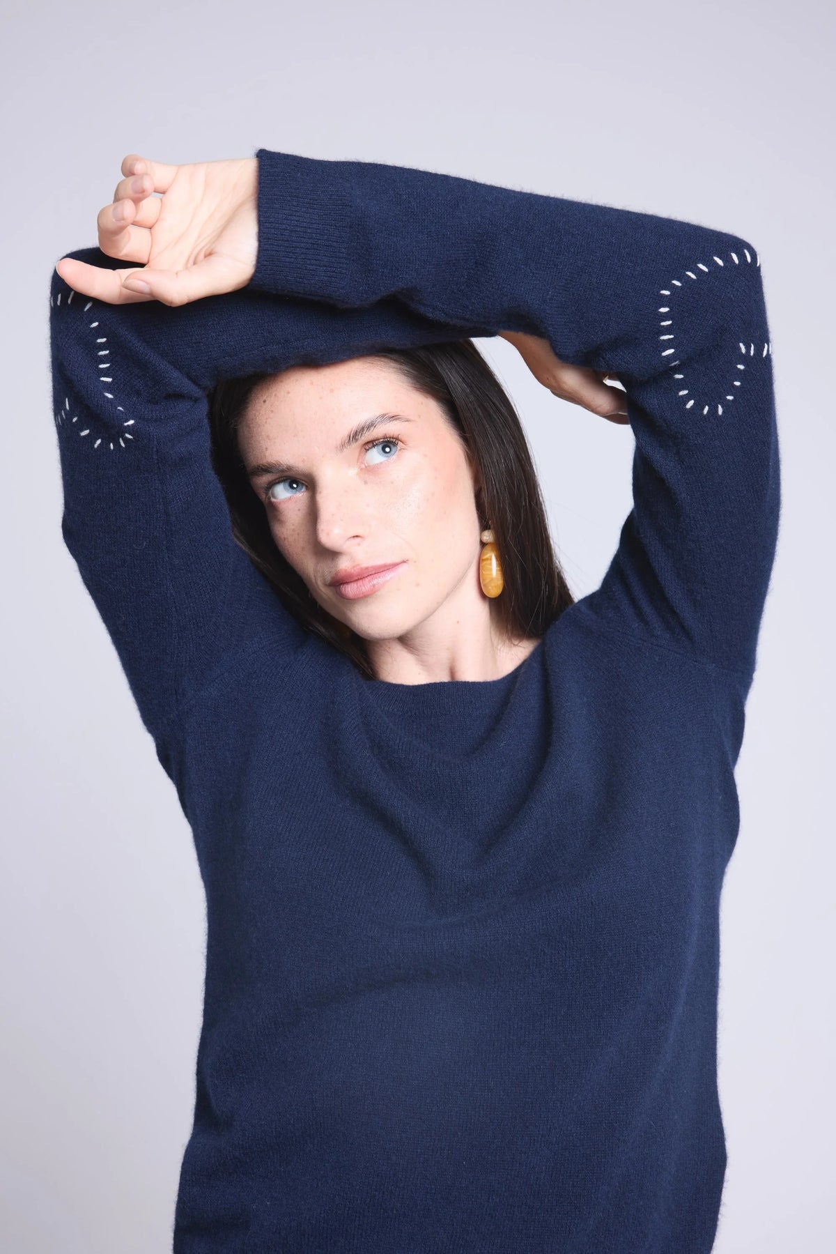Sweter z okrągłym dekoltem i naszywanymi sercami na łokciach Stitch - Granatowo-chabrowy - Damski - 100% kaszmir