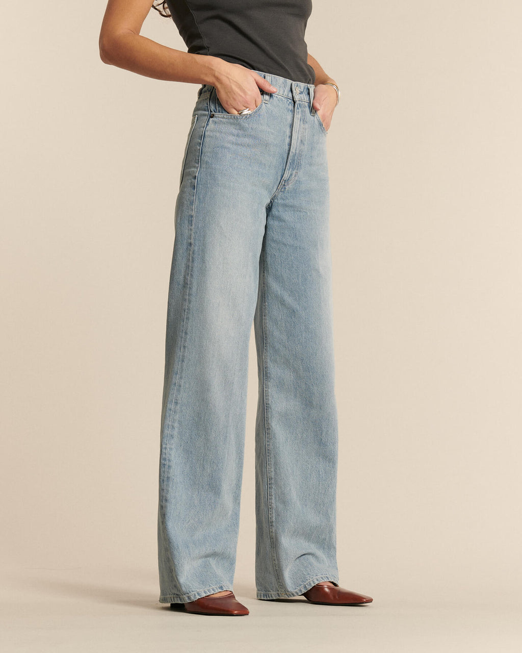 Jean en denim 100 % coton de couleur stone bleach claire, coupe droite large et fluide, offrant un tombé décontracté qui s’adapte à toutes les morphologies.