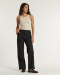 Jean femme en denim stretch de couleur marron foncé, coupe droite et légèrement large, matière confortable qui s'adapte à toutes les morphologies.