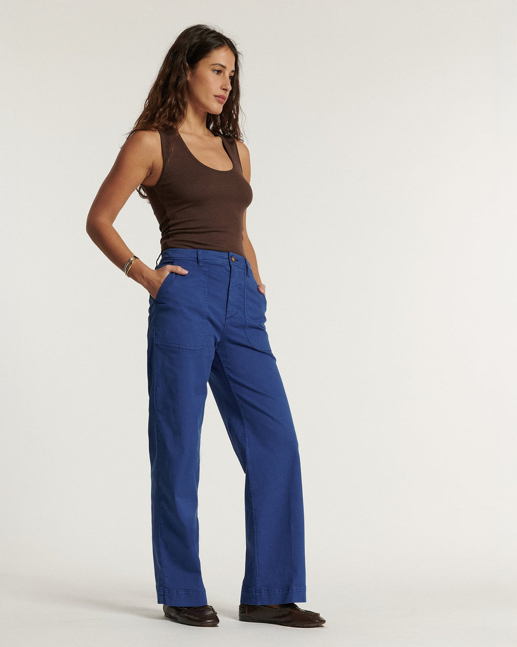 Women's jeans in ultramarine blue cotton, straight and slightly wide cut, with practical pockets on the sides, ideal for a casual and comfortable style.