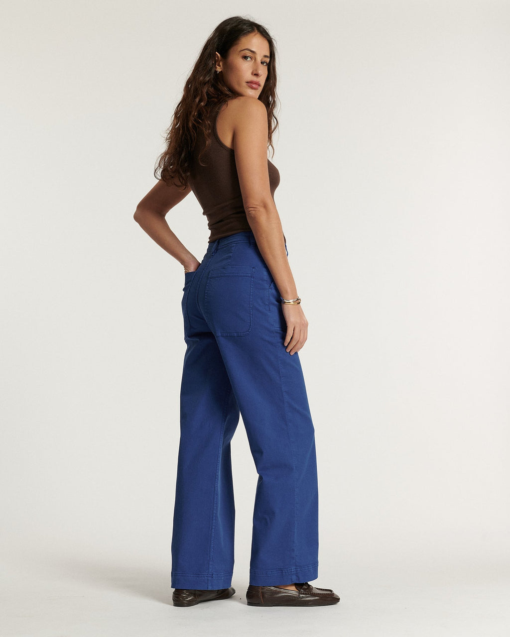 Women's jeans in ultramarine blue cotton, wide, straight cut with comfortable stretch material that adapts to all body shapes.