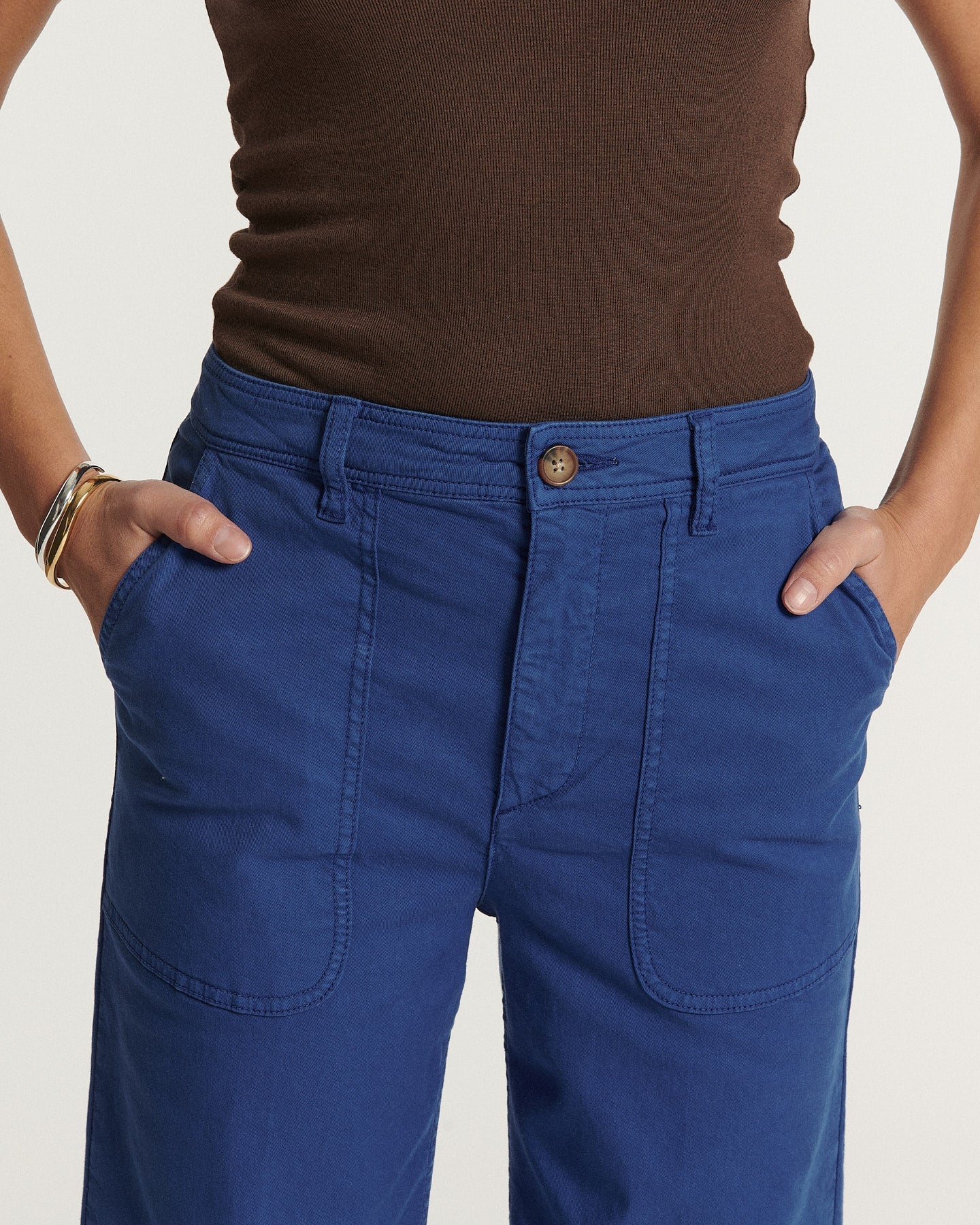 Ultramarine blue cotton pants with straight cut and rounded front pockets, offering stretchy comfort ideal for all female body shapes.