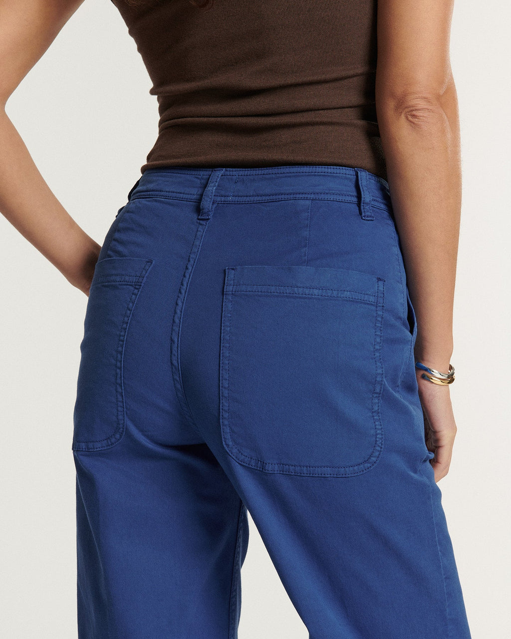 Ultramarine blue cotton jeans with straight cut and patch pockets, offering a fluid silhouette and optimal comfort for all body shapes.