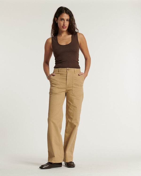 Pantalón recto en algodón marrón claro, corte utilitario elástico que ofrece comodidad y adaptabilidad, ideal para mujer. Estilo atemporal y material ligero para el verano.