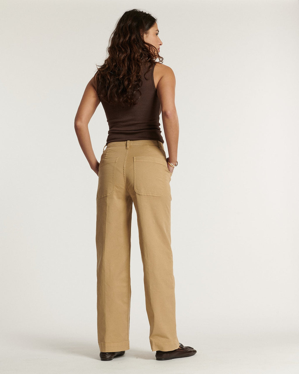Pantalon droit en coton couleur praline, coupe utility stretch confortable et adaptée à toutes les morphologies, parfait pour un look été décontracté.