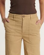 Pantalon droit en coton stretch de couleur praline, coupe décontractée avec poches avant apparentes, idéal pour l'été et toutes morphologies.