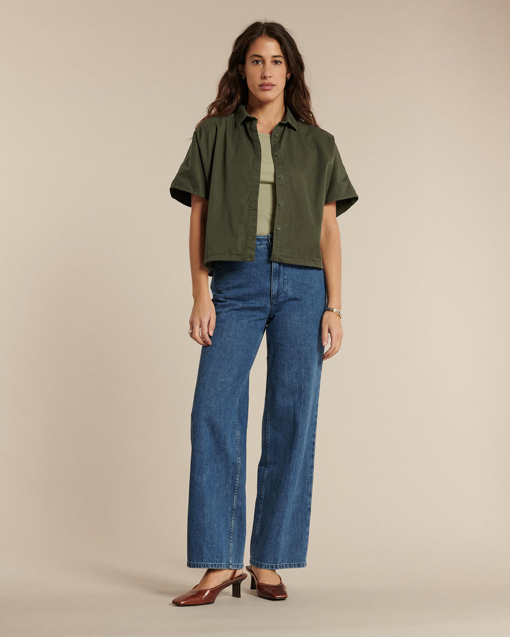Women's jeans in 100% cotton denim in medium blue, straight and slightly wide cut, offering a fluid and comfortable fit suitable for all body types.