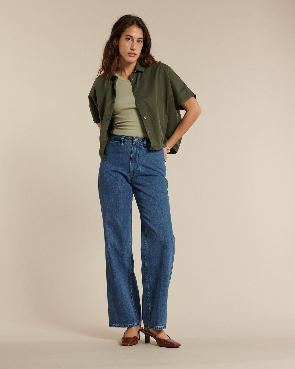 Women's jeans in 100% cotton denim in medium blue, straight cut and high waist, offering a comfortable fit and suitable for all body shapes.