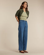 Jeans in 100% cotton denim in medium blue, straight and fluid cut, suitable for all female body shapes for optimal comfort.