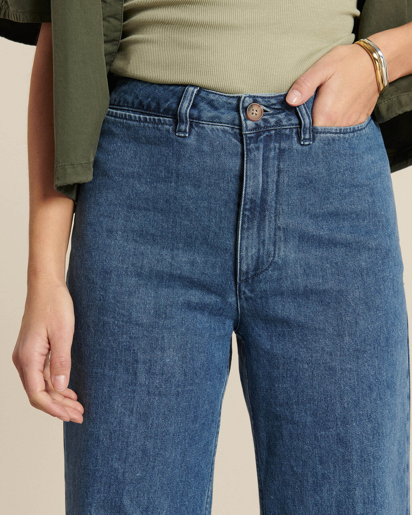 100% cotton denim jeans in medium blue color, straight and fitted cut, designed to adapt to all female body shapes.