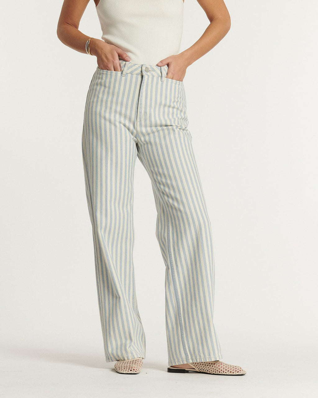 Jean droit pour femme en coton à rayures bleu clair et blanc, coupe taille haute offrant un ajustement flatteur adapté à plusieurs morphologies, idéal pour l'été.