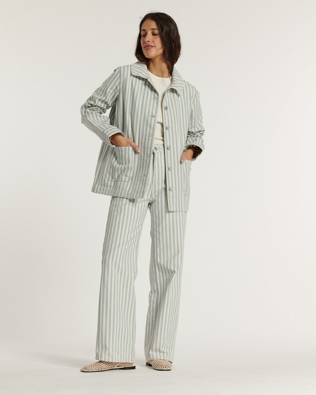 Jean pour femme en denim léger rayé bleu et blanc, coupe droite et taille haute, adapté aux morphologies A et X pour un style estival décontracté.