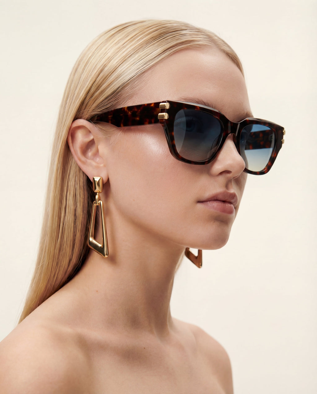 Gafas de sol Sorrento Ecaille: montura rectangular, usadas por una mujer