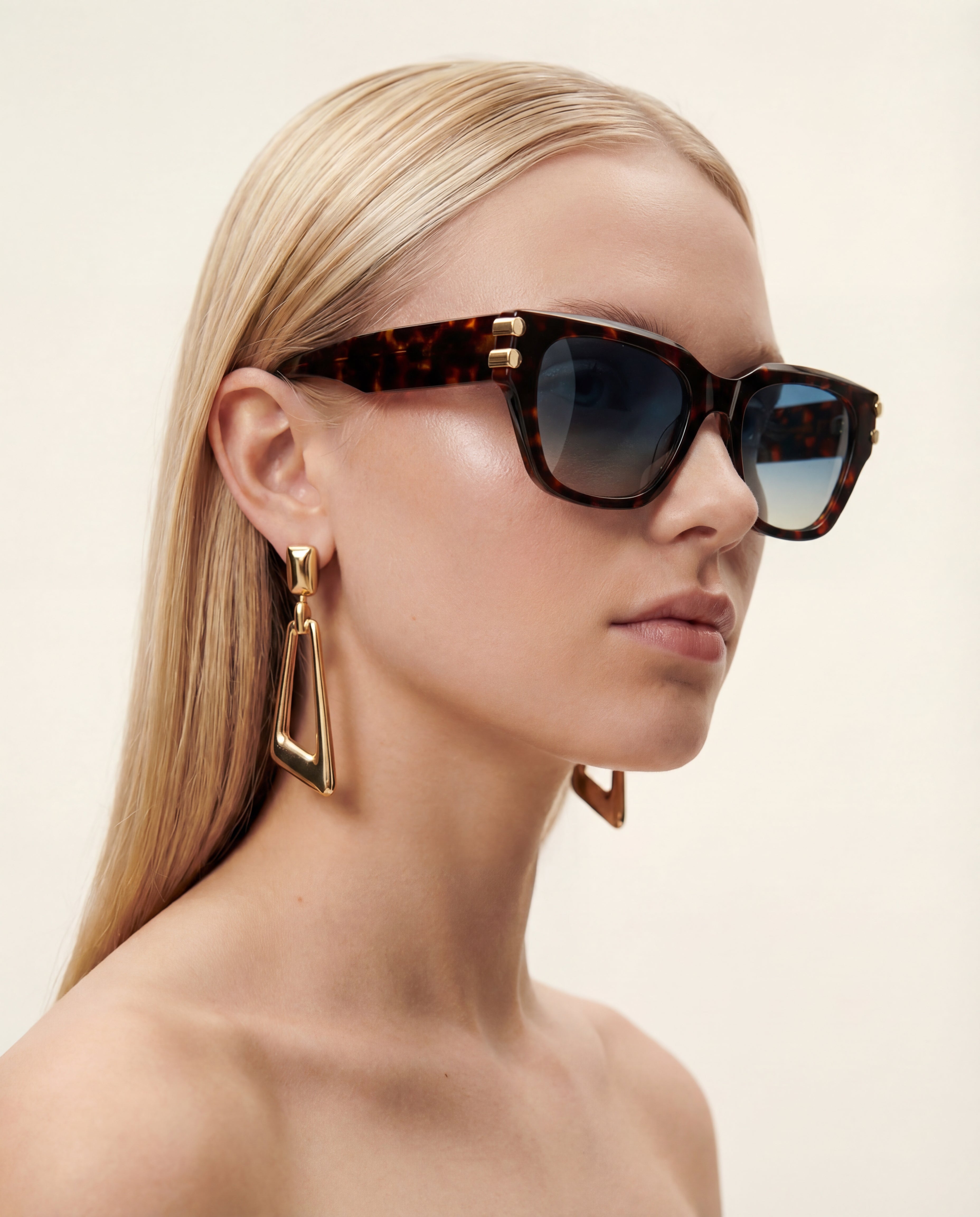 Gafas de sol Sorrento Ecaille: montura rectangular, usadas por una mujer