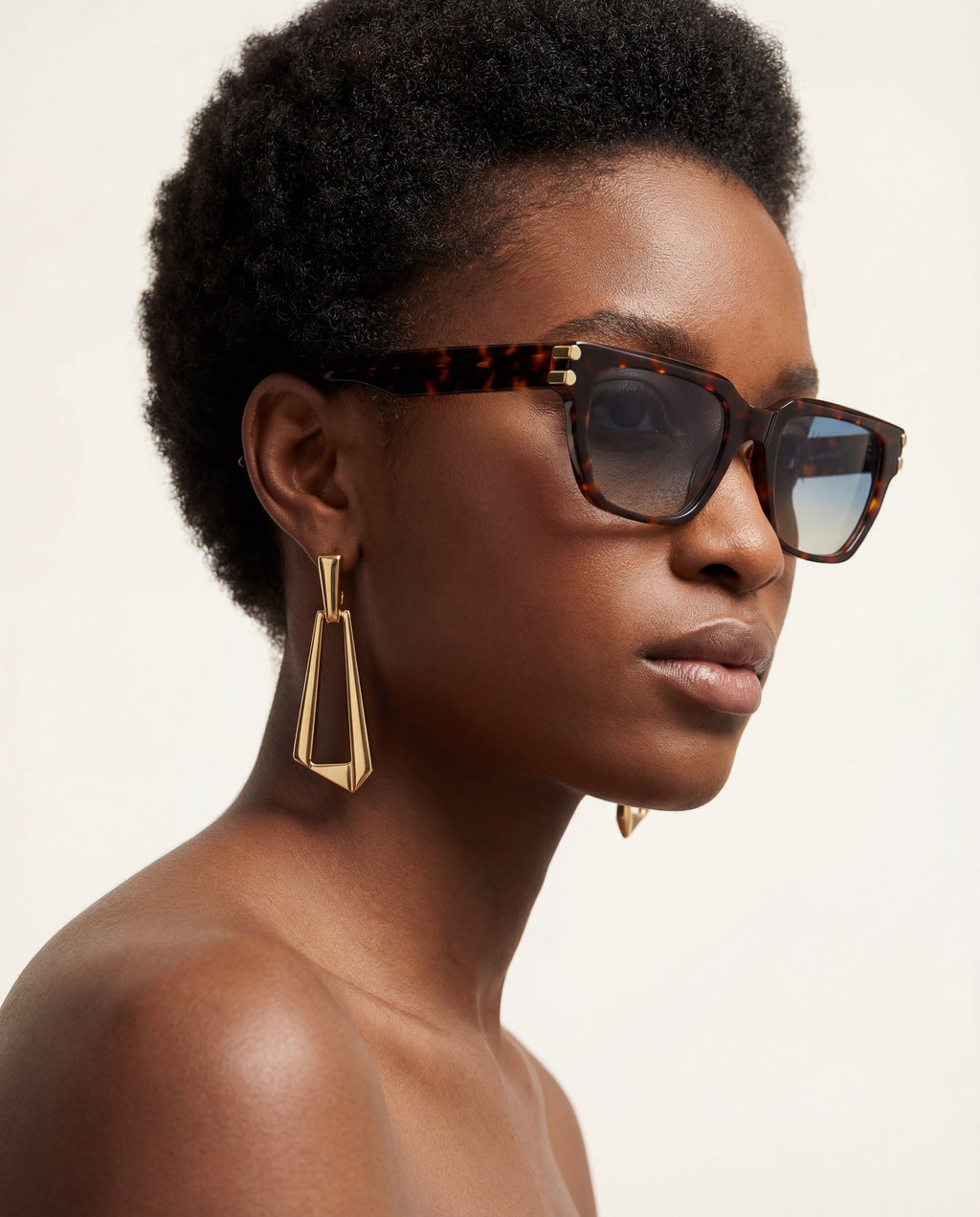 Gafas de sol Sorrento Ecaille: montura rectangular, usadas por una mujer