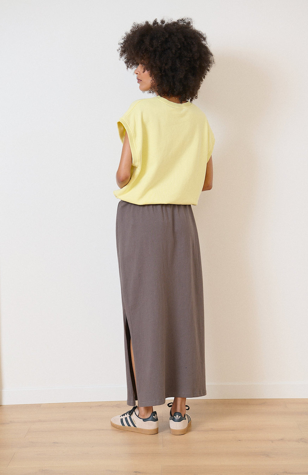 Haut jaune sans manches à col rond, légèrement oversize, idéal pour une silhouette décontractée