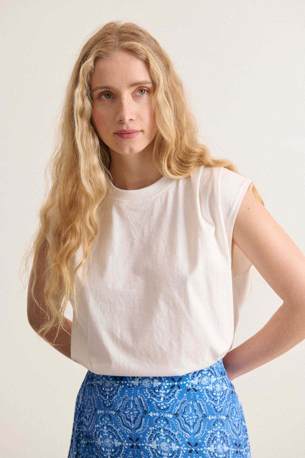 Tee-shirt blanc sans manches, plis aux épaules, col rond collection printemps été