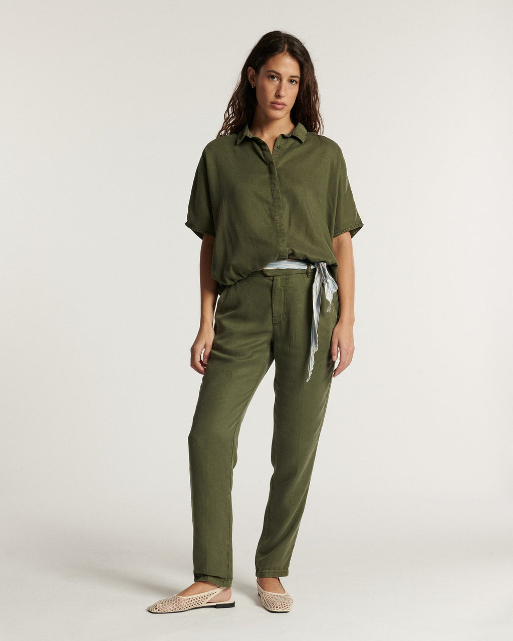Khaki pants in fluid Tencel fabric, fitted straight cut, offering lightweight comfort and a casual style perfect for summer.