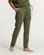Women's pants in khaki Tencel fabric, fitted straight cut with a fluid and comfortable material ideal for summer, offering an elegant silhouette.