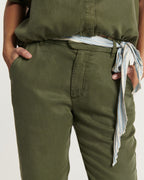 Women's pants in khaki tencel fabric, fitted straight cut with striped knotted belt, fluid and comfortable material suitable for all body shapes.
