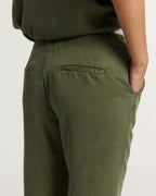 Women's pants in khaki Tencel fabric, fitted straight cut with piped pockets, soft and fluid material ideal for optimal comfort.