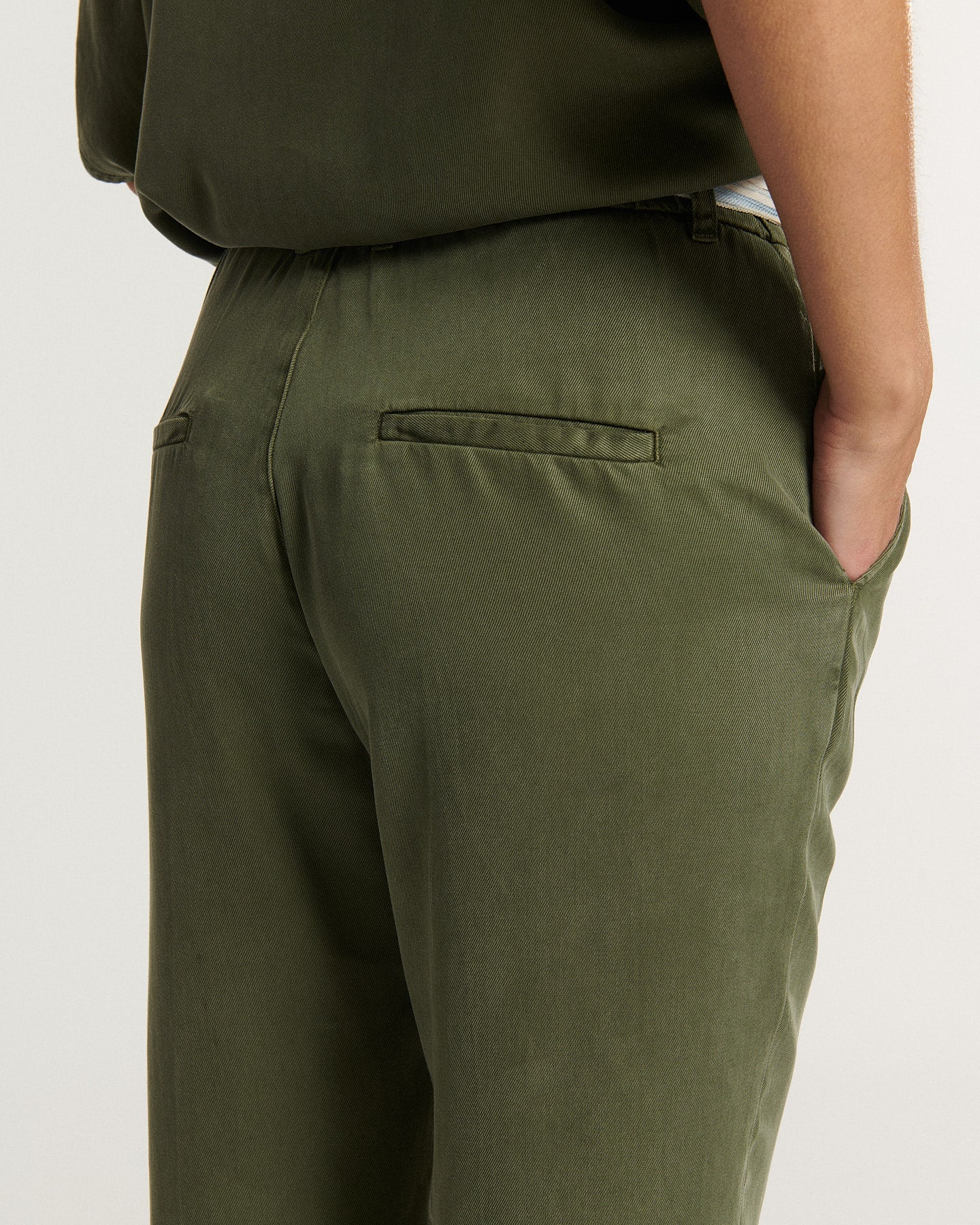 Women's pants in khaki Tencel fabric, fitted straight cut with piped pockets, soft and fluid material ideal for optimal comfort.