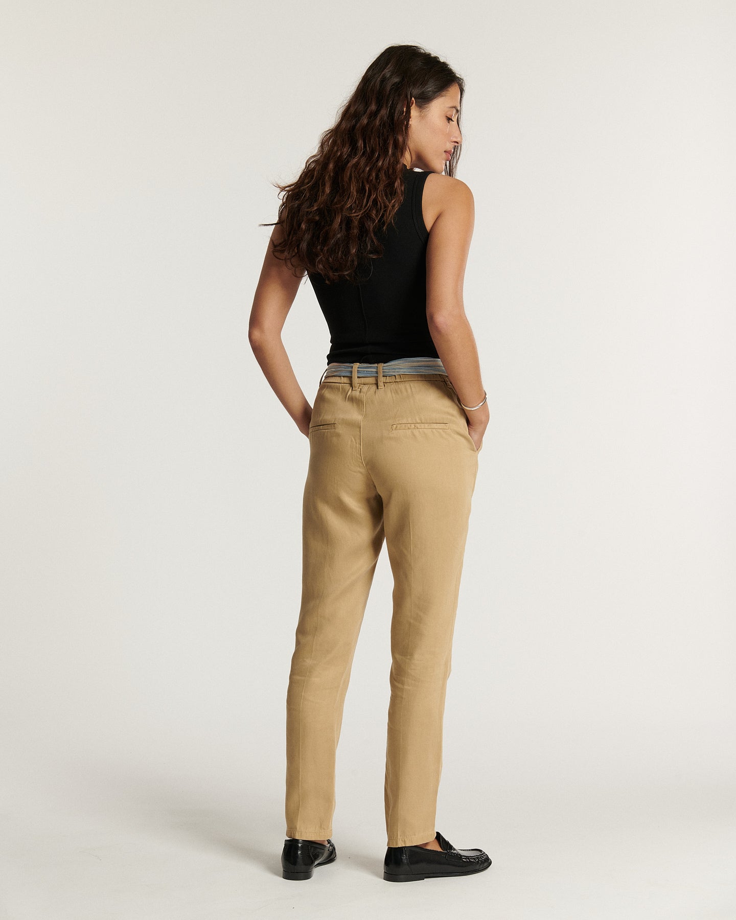Pantalon beige en matière tencel légère avec coupe droite et ajustée, idéal pour un jean femme confortable et élégant, s'adaptant à toutes les morphologies.